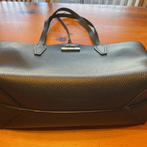 Guess two in one handbag….plus the inside bag is reversible - Picture 15 of 15